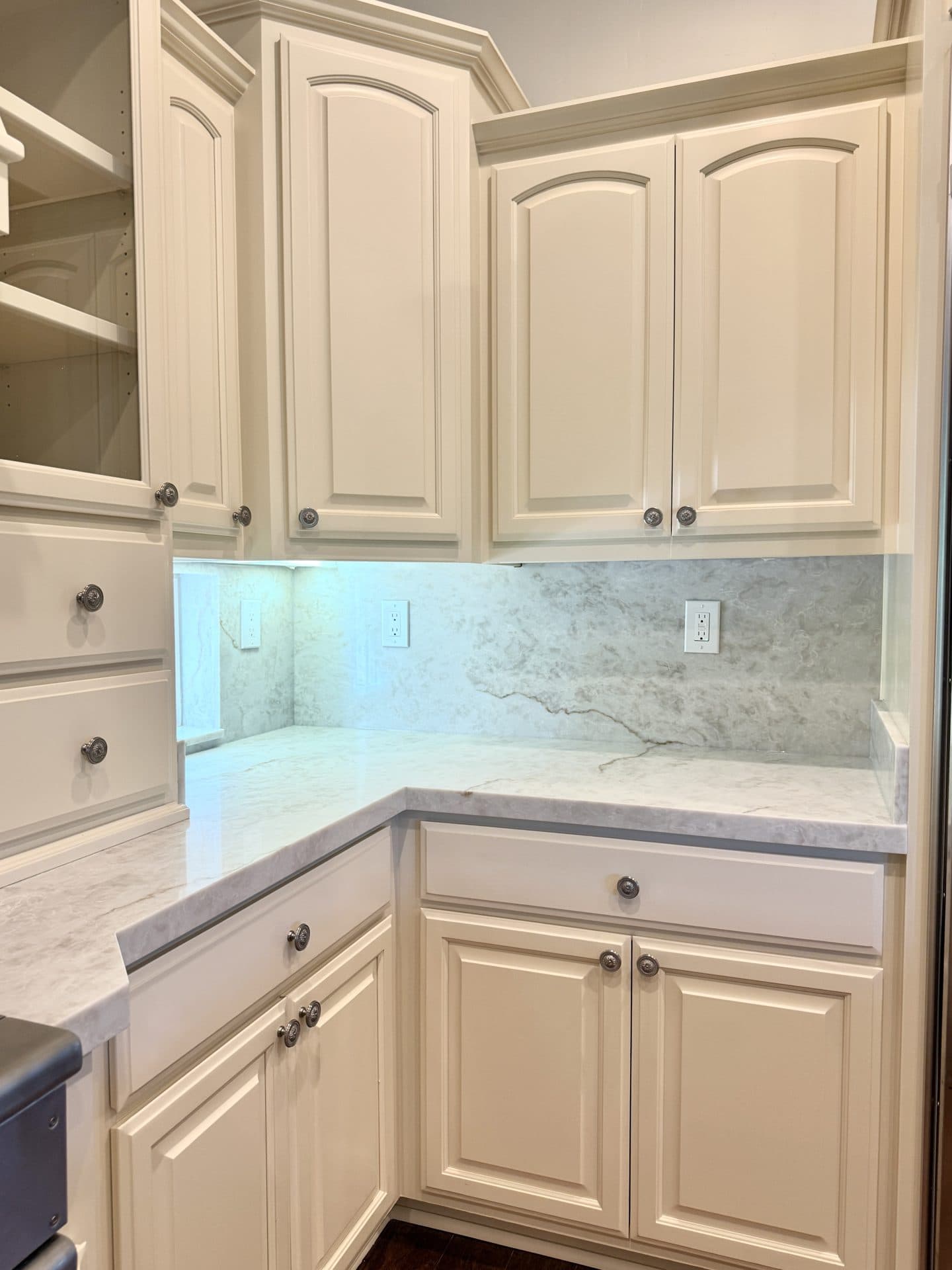 Modern Sacramento kitchen design featuring custom cabinetry and quartz countertops